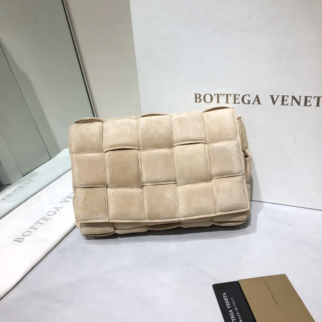 The Veneta Cassette pillow bag is made of soft frosted calfskin + aged matte gold buckle, very very fashionable! ! The leather feels super comfortable to the touch, and it has adjustable spaghetti straps with a signature triangle buckle. Size:26cm*18cm*8cm